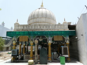 Tomb_of_Sufi_saint,_Qutbuddin_Bakhtiyar_Khilji