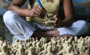 Clay dolls production in Ghurni
