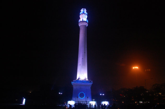 Shaheed Minar at night
