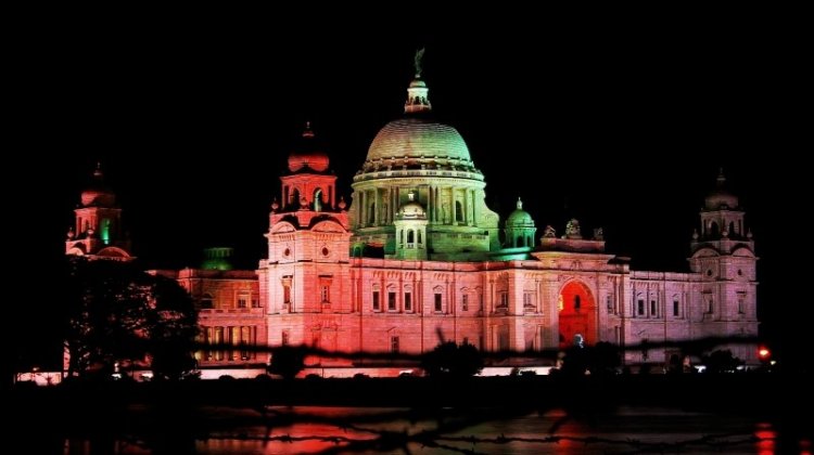Victoria Memorial at night