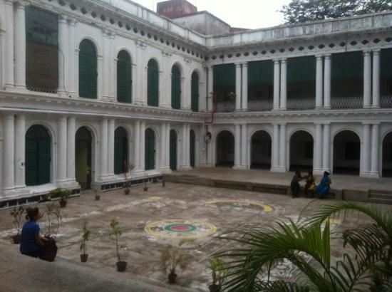Tagore-s-house-courtyard
