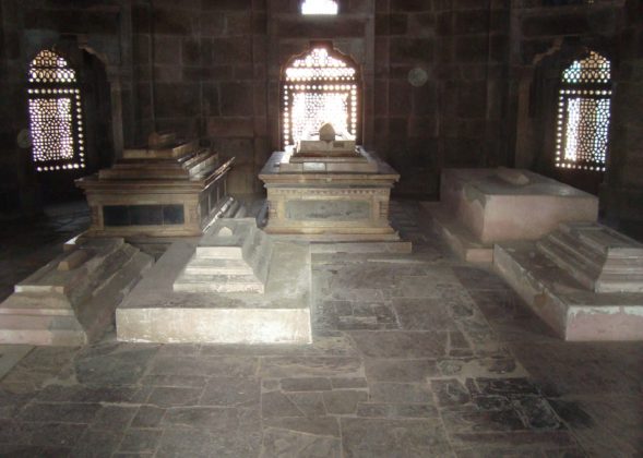 Humayun's_Tomb_-_Inside_Isa_Khan_Tomb
